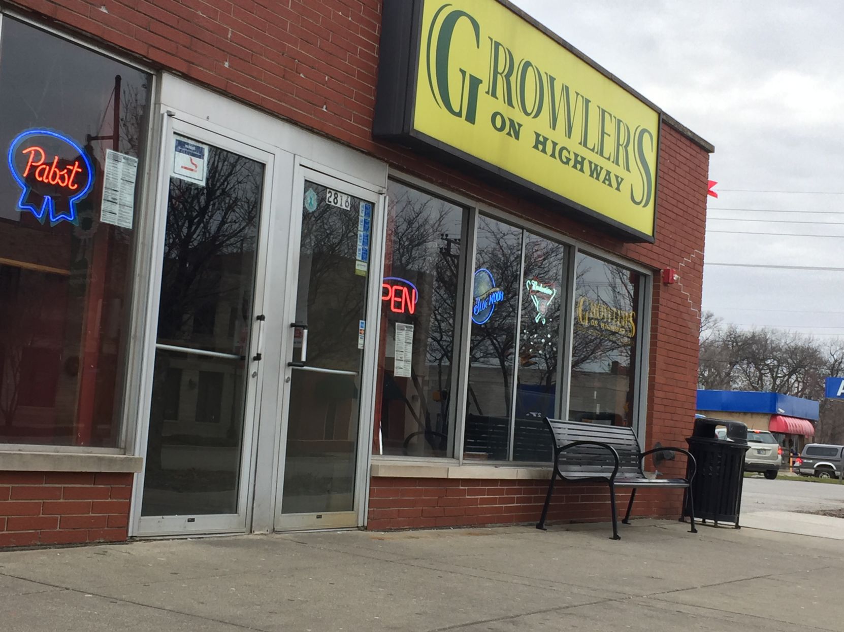 HOLE IN THE WALL BARS: Growlers on Highway